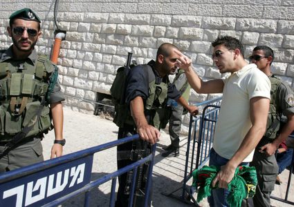 الاحتلال يُمدد اعتقال 13 مقدسياً حتى الأحد المقبل