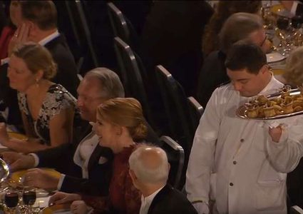 شاهد كيف صحح هذا النادل خطأه في احتفال جائزة نوبل