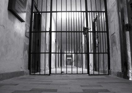 السجن مدى الحياة لرجلان قتلا شابة والتهماها!