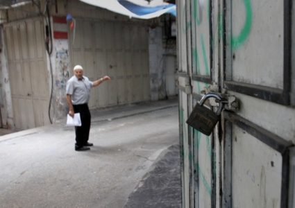 دعوات للالتزام بالحداد والإضراب في الخليل الجمعة