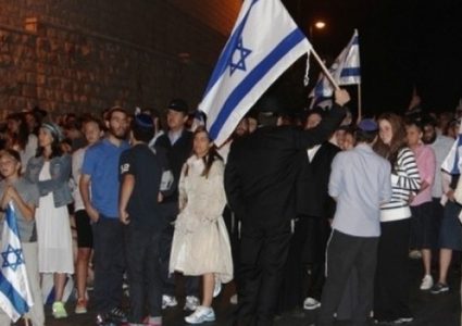 مستوطنون يهاجمون منازل المواطنين قرب مخيم الجلزون