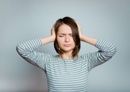 طنين الأذن: الأسباب وطرق العلاج