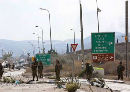 مستوطنون يعتدون على المواطنين واغلاق حاجز حوارة