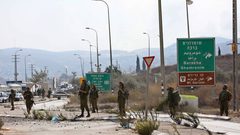 مستوطنون يعتدون على المواطنين واغلاق حاجز حوارة