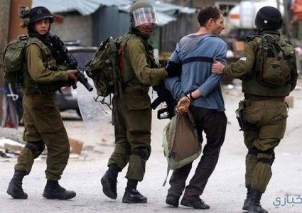 الاحتلال يعتقل شابين على حاجز قلنديا شمال القدس