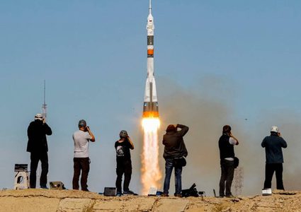 بالسكاكين والمقصات.. رائدا فضاء بمهمة خطيرة