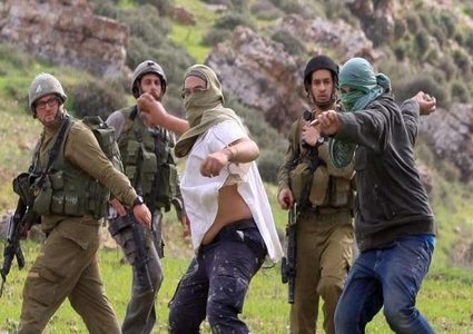 مستوطنون يهاجمون مركبات المواطنين شرق قلقيلية