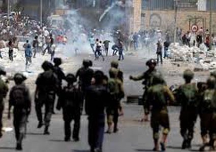 4 اصابات بينهم صحفي خلال مواجهات مع الاحتلال في الخليل