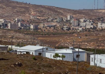 الاحتلال يضع كرفانات بالقرب من مستوطنة "عمونا" شمال رام الله