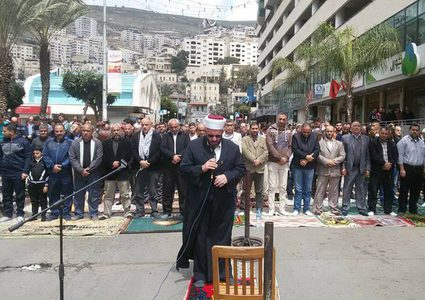 المئات يؤدون صلاة الجمعة "الوفاء للشهداء" وسط نابلس