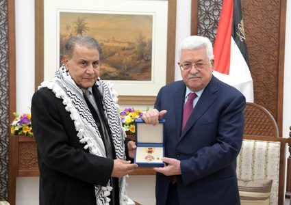 الرئيس يمنح سعدون جابر وسام الثقافة والعلوم الفنون