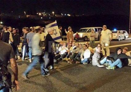 المستوطنون يغلقون طريق قلقيلية نابلس