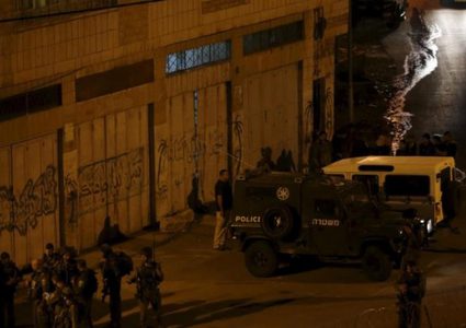 حملة اعتقالات واسعة تطال عشرات المواطنين في مدن الضفة