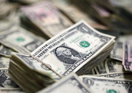 دولارات تتطاير في الهواء.. وحوادث سير جماعية!