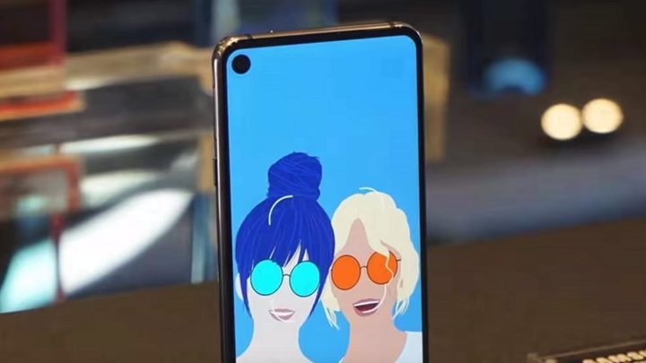 "سامسونغ" تستعرض هاتفا غير مسبوق!