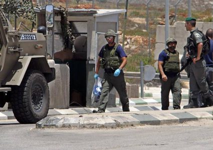 مستوطنون يهاجمون مركبات المواطنين على حاجز زعترة