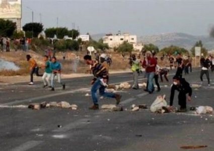 اصابة 3 شبان قرب حاجز حوارة جنوب نابلس