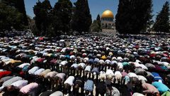 الآلاف يؤدون الجمعة في الأقصى رغم اجراءات الاحتلال المشددة
