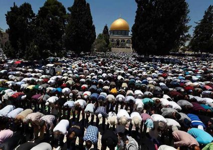 الآلاف يؤدون الجمعة في الأقصى رغم اجراءات الاحتلال المشددة