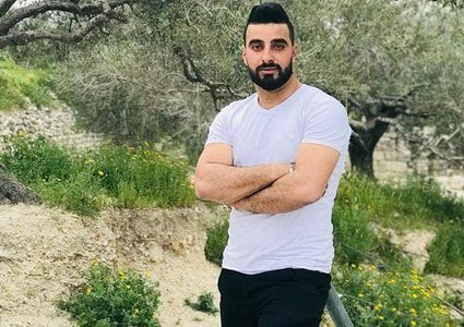 قوات الاحتلال تعتقل شابًا من منزله في سبسطية