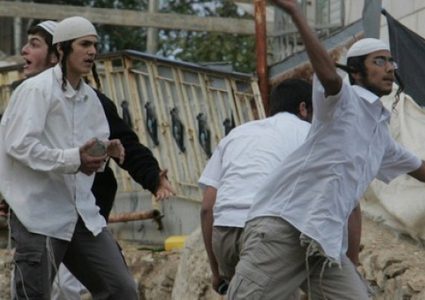 مستوطنون يرشقون مركبات المواطنين بالحجارة جنوب الخليل