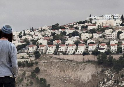 المستوطنون يعيدون بناء "عمونا" برام الله