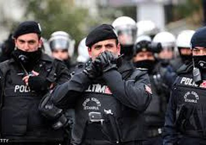 سائق تركي يرتكب "جريمة" بعد أن خدعته الشرطة