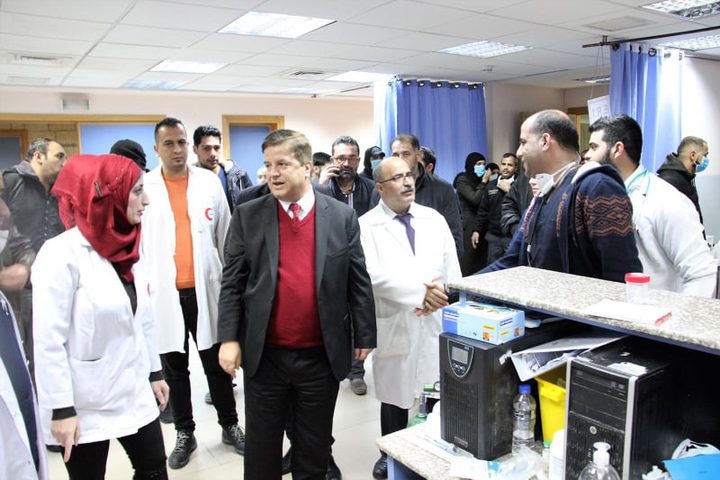 وزير الصحة يعود الجرحى في مجمع فلسطين الطبي