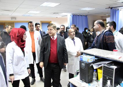 وزير الصحة يعود الجرحى في مجمع فلسطين الطبي