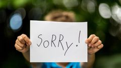 علماء: لا فائدة من تعليم الأطفال الاعتذار!