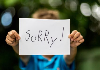 علماء: لا فائدة من تعليم الأطفال الاعتذار!
