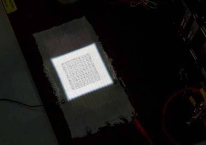 تقنية "فريدة" لشحن الهاتف بالملابس