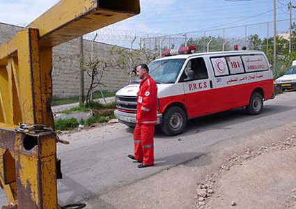 الاحتلال يعتدي على طواقم الاسعاف شمال رام الله