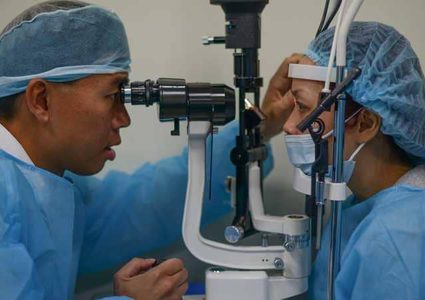 حالات اكتئاب وانتحار.. ما مدى خطورة جراحة "الليزك"؟