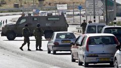 الاحتلال ينصب مكعبات اسمنتية عند حاجز الـ17 شمال نابلس