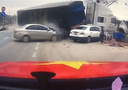 نجاة امرأة وطفلها من شاحنة مسرعة سحقت 3 سيارات