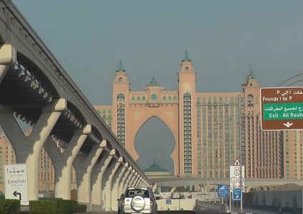 الإمارات تفرض غرامة باهظة على من يلوث الطرقات العامة