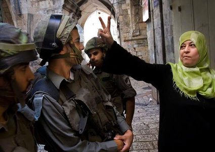 الاحتلال يعتقل مسنة أثناء زيارتها لنجلها في سجن "جلبوع"