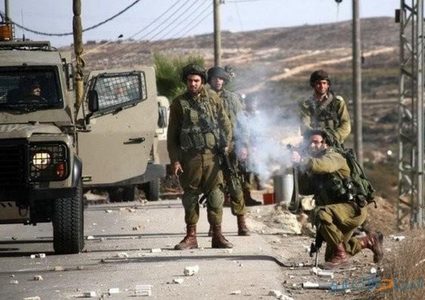 إصابة شاب بجروح حرجة خلال مواجهات مع الاحتلال في قلقيلية