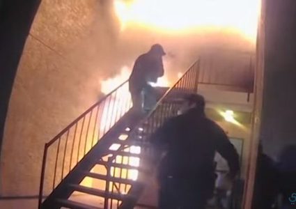 شرطي يلتقط طفلا قفز من نافذة بيت يحترق! (فيديو)