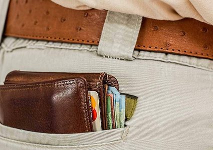 العلم يحذر: لا تضع محفظتك بالجيب الخلفي