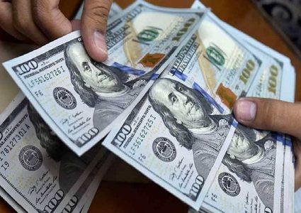 الدولار يهبط وتوقعات بنبرة حذرة من المركزي الأميركي