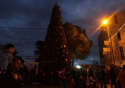 بيرزيت تضيء شجرةالميلاد دون احتفالات حدادا على أرواح الشهداء