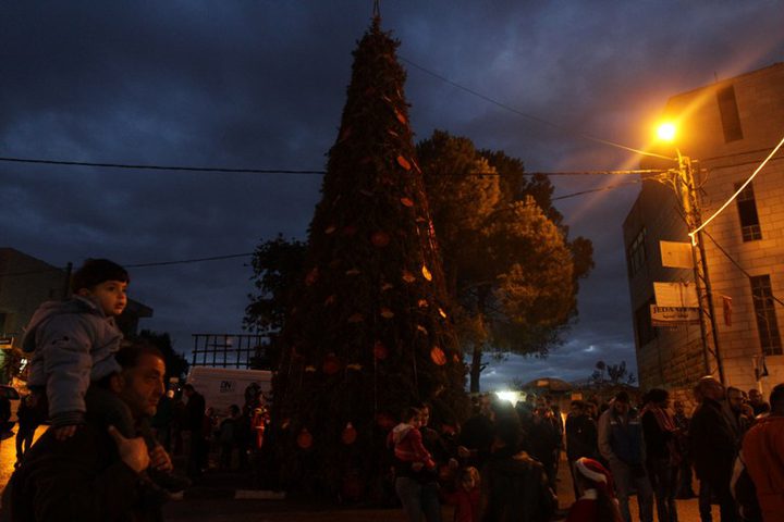 بيرزيت تضيء شجرةالميلاد دون احتفالات حدادا على أرواح الشهداء