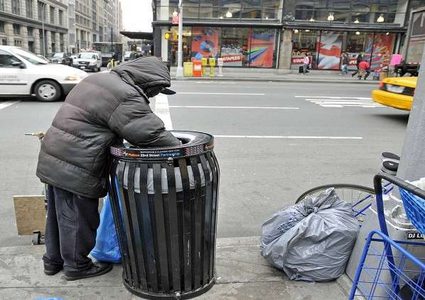 مشرد يرتكب جريمة في وضح النهار