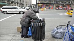 مشرد يرتكب جريمة في وضح النهار