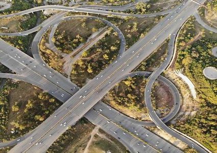 تناثر ثروة من الدولارات على طريق عام في أمريكا! (فيديو)