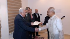 الرئيس يتقبل أوراق اعتماد سفراء عدة دول لدى فلسطين