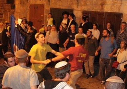 مستوطنون يقتحمون منطقة دير مار سابا شرق بيت لحم