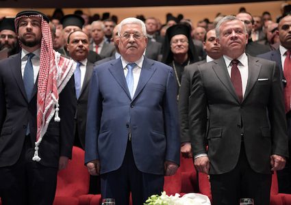 الرئيس الفلسطيني محمود عباس والعاهل الأردني الملك عبد الله الثاني وولي العهد الأردني ولي العهد يحضران احتفالات الكنائس بمناسبة عيد الميلاد ، في عمان ، الأردن يوم 18 ديسمبر عام 2018.